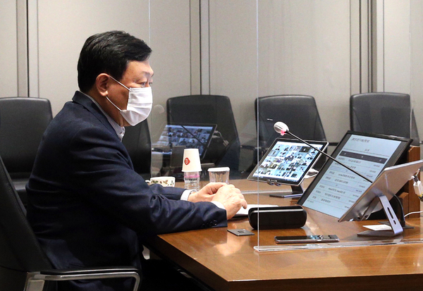 ▲ 신동빈 롯데 회장이 지난달 열린 상반기 사장단회의(VCM)에서 ESG 경영에 관해 논의하고 있다. ⓒ롯데