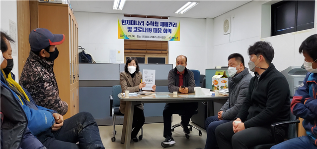 ▲ 청도군(군수 이승율)은 지난 28일 한재미나리클러스터사업단 사무실에서 미나리 재배관리요령과 코로나19 대응 농장 방문객 맞이 방역대책 회의를 개최했다.ⓒ청도군