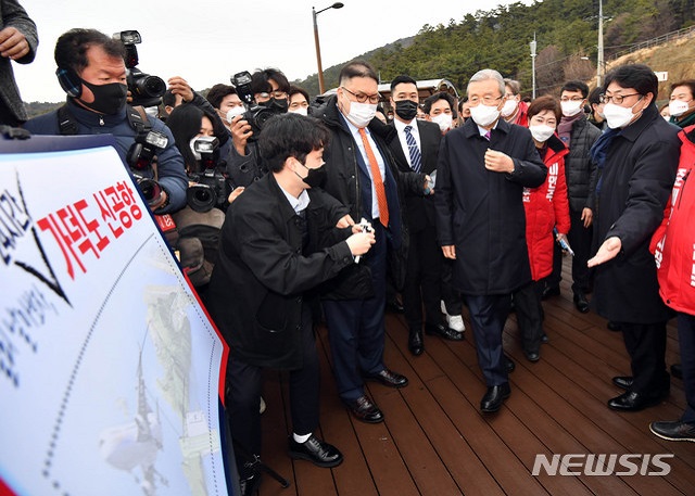 ▲ 김종인 국민의힘 비상대책위원장이 1일 부산시장 보궐선거 예비후보들과 함께 부산 강서구 가덕도 대항전망대를 방문, 가덕신공항 건설추진 예정지를 둘러보고 있다.ⓒ뉴시스