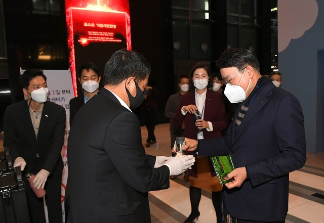 ▲ 포스코 최정우 회장이 1일 서울 포스코센터 '일회용 컵 사용 없는 시범빌딩' 운영 첫날 열린 이벤트에서 텀블러를 가지고 출근하는 임직원들과 함께 커피를 제공받고 있다.ⓒ포스코