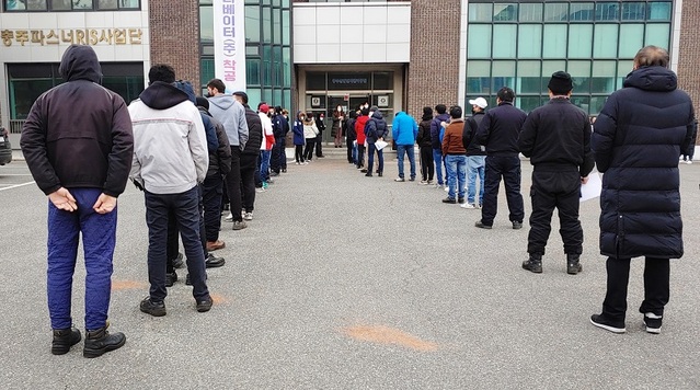 ▲ 충주 대소원면 닭가공업체에서 코로나19 집단감염이 발생하자 충주시가 이주노동자들에 대한 진단검사를 하고 있다.ⓒ충주시