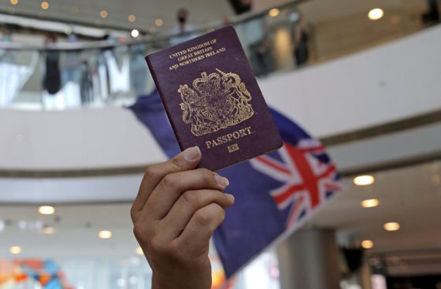 ▲ 지난해 5월 민주화 시위에 참여한 홍콩 시민이 BNO여권을 치켜들어 보이고 있다. ⓒ뉴시스 AP. 무단전재 및 재배포 금지.