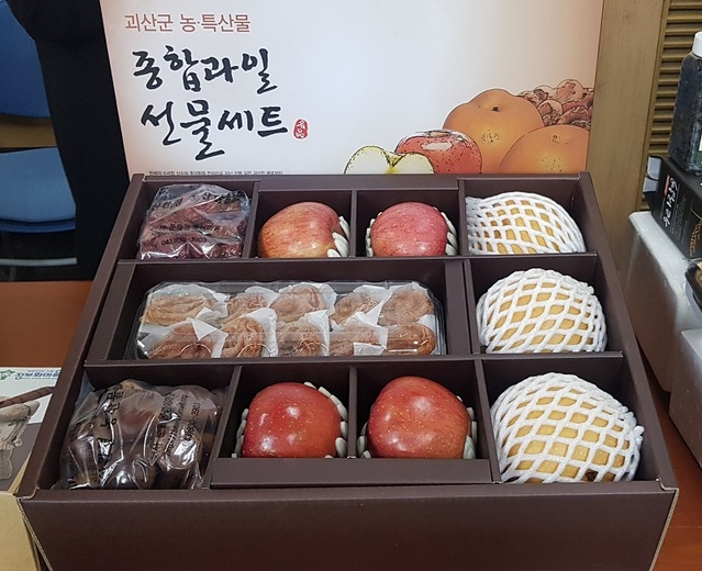 ▲ 둔율 올갱이마을이 출시한 과일 추석 선물세트.ⓒ괴산군