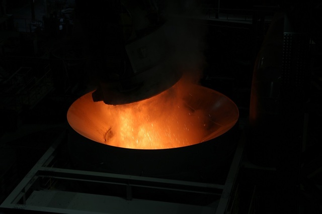 ▲ 신형 집진기가 설치된 슬래그 포트에 슬래그를 따라내는 모습.ⓒ포스코