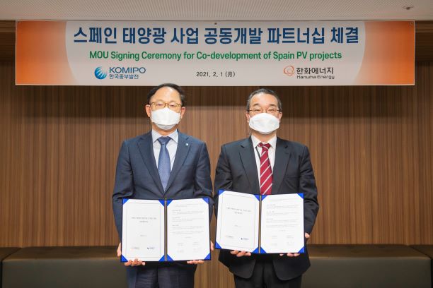 ▲ 공동개발 파트너십(MOU)을 체결하고 있는 중부발전 박형구 사장(왼쪽)과 한화에너지 정인섭 사장(우측) ⓒ중부발전 제공