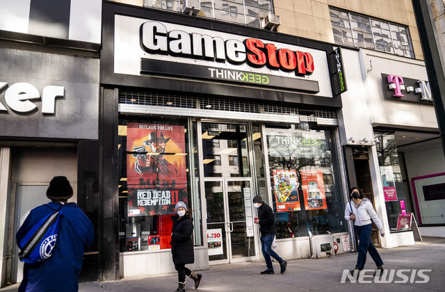 ▲ 뉴욕의 한 게임스탑 매장. 게임스탑 매장의 가장 큰 특징은 '중고게임' 거래가 가능하다는 점이다. ⓒ뉴시스 AP. 무단전재 및 재배포 금지.