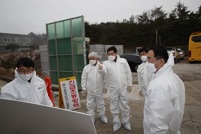 ▲ 포항시의회(의장 정해종)는 청하면에 위치한 조류인플루엔자(AI) 발생 농장을 방문해 살처분 진행상황 등 현장을 확인했다.ⓒ포항시