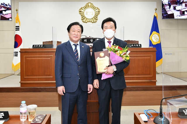 ▲ 영덕군의회(의장 하병두) 손덕수 의원은 지방의정봉사대상을 수상했다.ⓒ영덕군의회