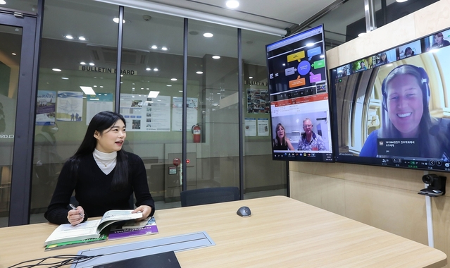 ▲ 영진전문대 간호학과가 호주 애들레이드(Adelaide)대학교와 협약, 랜선을 통한 ‘영진 글로벌 널싱(Nursing, 간호) 프로그램’을 개설했다. 사진은 이 대학교 간호학과 한 학생이 교내 국제교류원 화상회의실에서 프로그램에 참가한 모습.ⓒ영진전문대