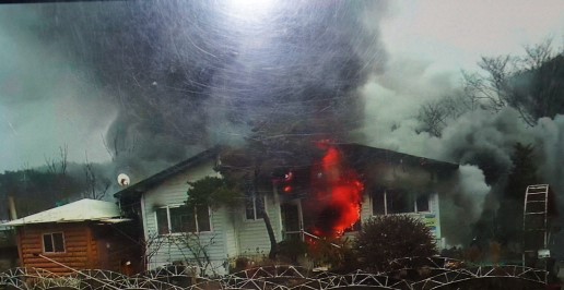 ▲ 1일 오전 11시쯤 세종시 전의면의 한 조립식 주택에서 불이 나 소방대원들이 진화작업을 하고 있다.ⓒ세종소방본부