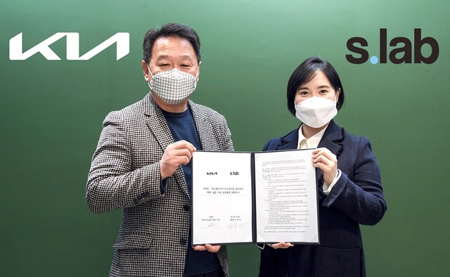 ▲ 사진 왼쪽부터 안동수 기아 목적 기반 자동차(PBV) 추진실 상무, 이수아 에스랩 아시아 대표이사 ⓒ기아
