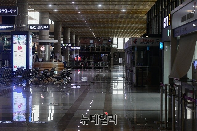 ▲ 인천국제공항 제1터미널(T1) 신규 면세사업자를 찾지 못한 가운데 이달 말 롯데·신라면세점 연장 영업이 종료된다. 인천공항공사의 신규 사업자 선정이 늦어질 경우, 대기업 사업권 4개 구역(DF2·3·4·6)이 3월부터 공실(空室) 상태가 현실화될 전망이다.ⓒ뉴데일리DB