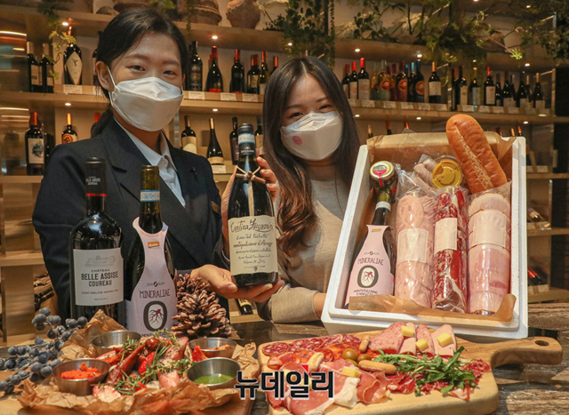 ▲ 현대백화점이 2일 오전 서울시 강남구 무역센터점 지하1층 와인웍스 매장에서 선물세트를 소개하고 있다. ⓒ현대백화점