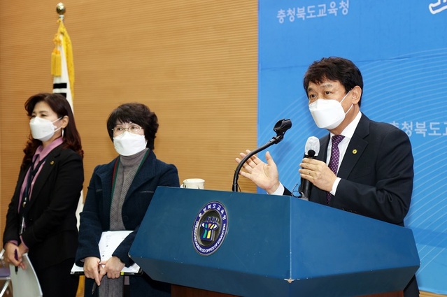 ▲ 김병우 충북도교육감이 2일 도교육청 사랑관에서 2021년 학사 및 교육과정운영 지운방안을 발표하고 있다.ⓒ충북도교육청