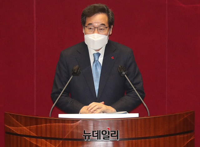 ▲ 이낙연 더불어민주당 대표가 2일 오전 국회에서 열린  본회의에서 교섭단체 대표연설을 하고 있다. (사진=공동취재단) ⓒ이종현 기자