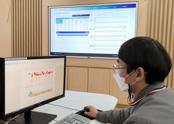 ▲ 동서발전 직원이 '연소장애 종합감시 시스템'을 확인하고 있다 ⓒ동서발전 제공