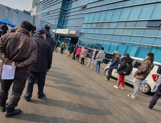▲ 집단감염이 발생한 음성축산물공판장에 설치된 선별진료소.ⓒ독자제공