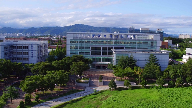 ▲ (재) 경북테크노파크(원장 하인성)는 중소벤처기업부가 추진하는 2021년도 스마트공장 보급·확산사업의 ‘K-스마트등대공장’에 참여할 중소·중견기업을 이달 19일까지 모집한다.ⓒ경북테크노파크