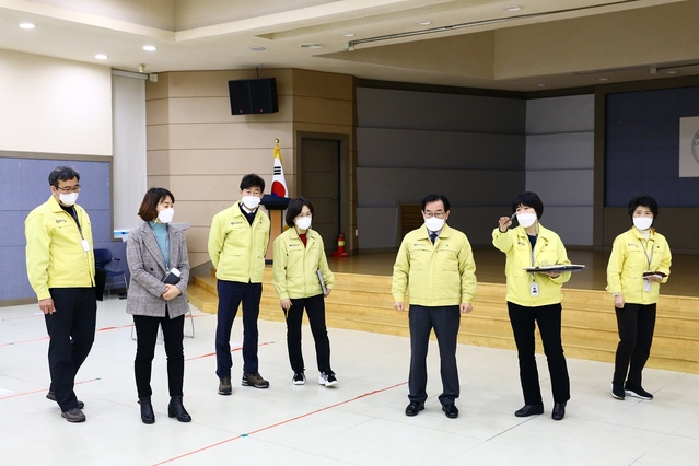 ▲ 백선기 칠곡군수(오른쪽 세번째)는 지난달 29일 관계 공무원과 함께 코로나19 백신접종센터가 설치된 교육문화회관 사회교육관을 방문해 현장 상황을 꼼꼼히 점검했다.ⓒ칠곡군