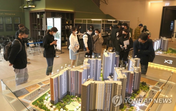 ▲ 고객들이 아파트 모델하우스를 둘러보고 있다.ⓒ연합뉴스