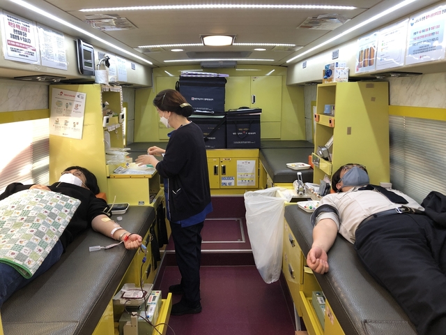 ▲ 경북도 공무원들이 2일 도청 본관 전정에서 안정적 혈액 수급과 생명 나눔 실천을 위한 공직자 사랑의 헌혈운동을 펼쳤다.ⓒ경북도