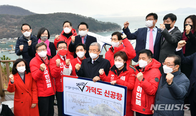 ▲ 김종인 국민의힘 비상대책위원장이 1일 부산시장 보궐선거 예비후보 6명 등과 함께 부산 강서구 가덕도 대항전망대를 방문했다. 김 위원장은 부산 방문에서 부산과 일본 규슈를 잇는 해저터널을 부산시장 보궐선거 공약으로 언급했다. ⓒ뉴시스