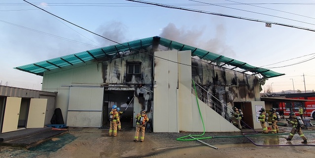 ▲ 2일 오후 5시 14분께 세종시 장군면 한 승마장에서 불이 나  소방대원들이 진화작업을 벌이고 있다.ⓒ세종소방본부