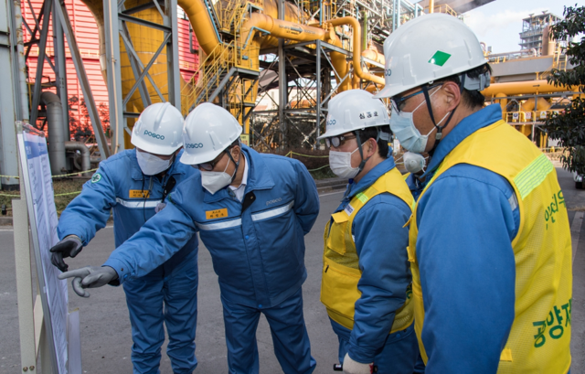 ▲ 포스코 최정우 회장은 지난달 7-8일 포항, 광양제철소 등 현장을 방문해 직원들을 격려하고, 안전을 최우선 핵심가치로 삼아 행복한 삶의 터전으로 만들어 나가자고 강조했다.ⓒ포스코
