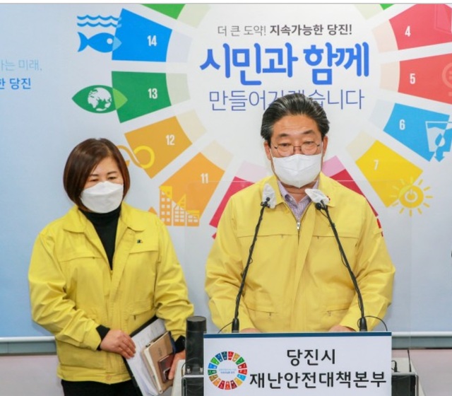 ▲ 김홍장 당진시장이 3일 시청에서 코로나19 확진자 집단 감염과 관련, 비대면 긴급브리핑을 하공 있다.ⓒ당진시