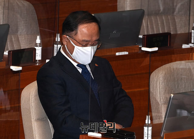 ▲ 홍남기 경제부총리가 3일 오전 국회어서 열린 본회의에 참석해 생각에 잠겼다. ⓒ이종현 기자