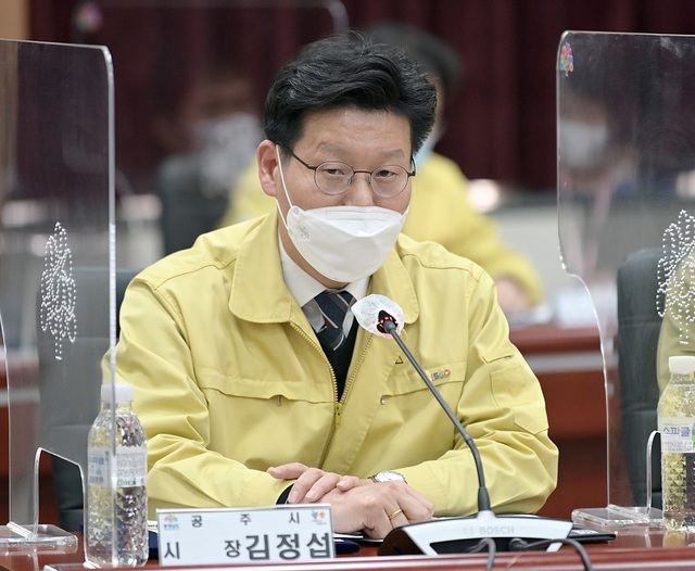 ▲ 김장섭 공주시장이 2일 충남도청 대회의실에서 충남신용보증재단과 코로코로나19 위기 극복을 위한 소망대출 특례보증’ 업무협약을 하고 있다.ⓒ공주시