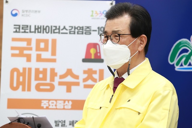 ▲ 이시종 충북지사가 3일 코로나19 극복을 위한 서민경제 회복 대책을 발표하고 있다.ⓒ충북도