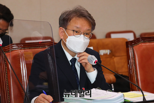 ▲ 권칠승(사진) 중소벤처기업부 장관 후보자가 3일 국회 인사청문회에서 구자근 국민의힘 의원이 제기한 위장전입 의혹에 대해 