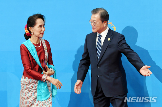 ▲ 문재인 대통령이 26일 오전 부산 벡스코에서 열린 2019 한-아세안 특별정상회의에서 아웅산 수치 미얀마 국가고문을 영접하고 있다. ⓒ뉴시스