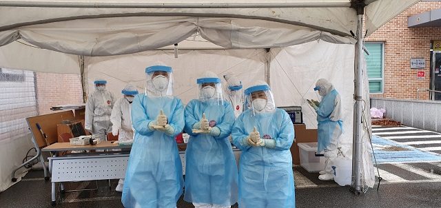 ▲ 간호사 면허증을 소지한 의료급여관리사 등 공무직 근로자들이 선별진료소에서 검체 지원근무에 임하고 있다.ⓒ포항시