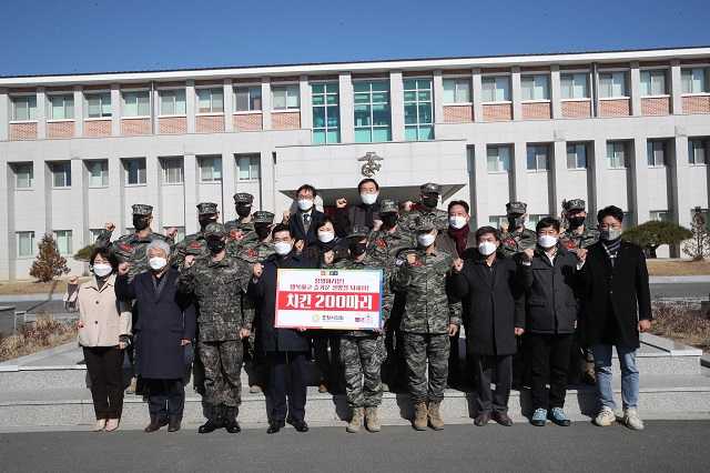 ▲ 포항시의회(의장 정해종)는
해병대 제1사단과 교육훈련단, 해군 제6항공전단 장병들을 격려하기 위해 군부대를 찾아 위문품을 전달했다.ⓒ포항시의회