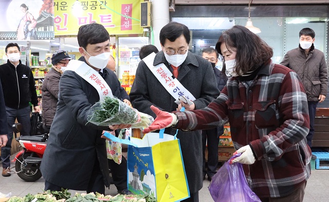 ▲ 주낙영 경주시장은 지역 내 대표적 전통시장인 성동시장을 찾아 장보기 행사를 갖고 코로나19로 어려움을 겪고 있는 상인들을 응원하고 격려했다.ⓒ경주시