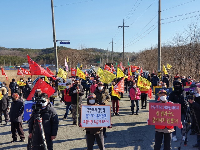 ▲ 포항수성사격장 범시민 대책위원회와 장기면민들이 아파치 헬기훈련을 중단시키기 위해 항의집회를 하고 있다.ⓒ포항시