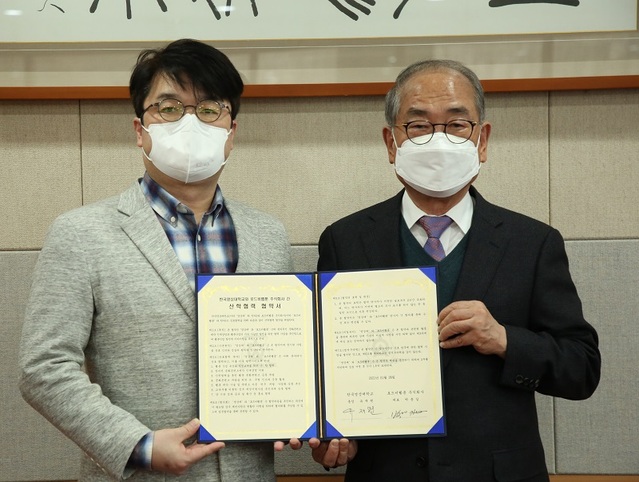 ▲ 유재원 한국영상대학교 총장(오른쪽)과 박종길 로드비웹툰㈜ 대표이사가 웹툰 창작 인재 양성을 위한 협약을 체결한 뒤 기념촬영을 하고 있다.ⓒ한국영상대학교