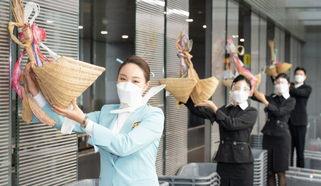 ▲ 행사용 복조리를 걸고 있는 객실승무원 ⓒ 대한항공