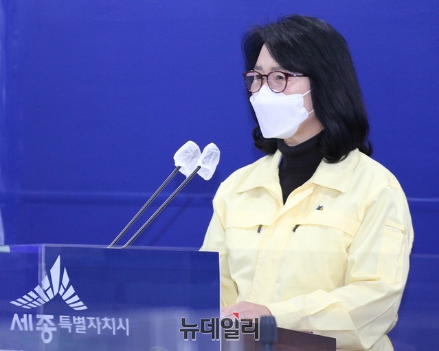 ▲ 박선미 세종시 보건환경연구원장이 4일 시청 정음실에서 열린 정례브리핑에서 올해 보건환경연구원 주요 업무계획을 발표하고 있다.ⓒ이길표 기자