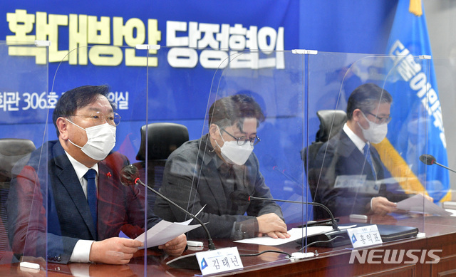 ▲ 김태년 더불어민주당 원내대표(왼쪽)가 4일 국회에서 열린 대도시권 주택공급 획기적 확대방안 당정협의에 참석, 모두발언을 하고 있다. 오른쪽은 홍익표 민주당 정책위의장과 변창흠 국토교통부장관. ⓒ뉴시스