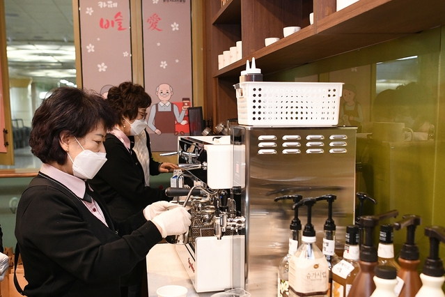 ▲ 달성군(군수 김문오)은 지난 1일 다사읍 문양역 3층 시니어카페 ‘비슬愛’ 문양역점을 개소했다.ⓒ달성군