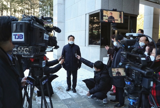 ▲ 김홍장 당진시장이 4일 대법원에서 20년 간 재판을 벌여온 ‘당진항 매립지 관할권’소송에서 패소 판결과  관련해 입장을 밝히고 있다.ⓒ당진시