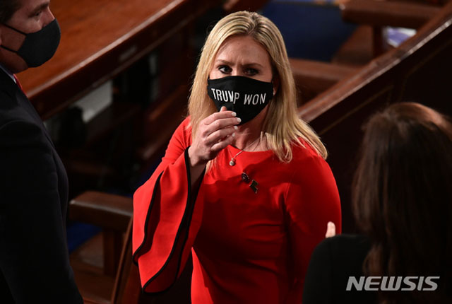 ▲ 하원 본회의장에 서 있는 마저리 테일러 그린 하원의원. 저 마스크를 쓰고 의사당을 돌아다녀 민주당 지도부의 강력한 비판을 받은 것으로 알려졌다. ⓒ뉴시스 AP. 무단전재 및 재배포 금지.
