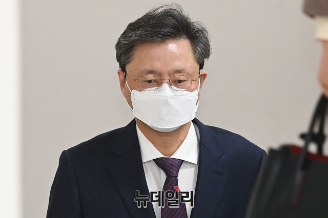 ▲ 우병우 전 청와대 민정수석이 4일 서울고법 형사2부(함상훈 부장판사) 심리로 열린 자신의 선고공판에 출석하고 있다. ⓒ권창회 기자