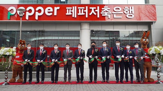 ▲ 장매튜 페퍼저축은행 대표(왼쪽 다섯번째)가 4일 경기도 성남시 분당구 서현역 인근에 위치한 신사옥에서 전속 모델인 배우 최정우(왼쪽 네번째)·오대환(왼쪽 여섯번째)과 기념촬영을 하고 있다. ⓒ페퍼저축은행