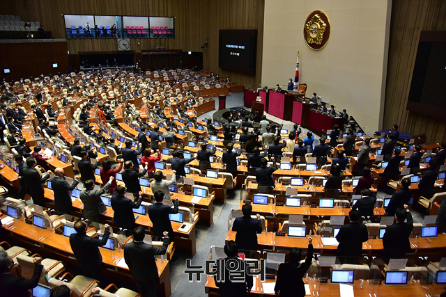 ▲ 박병석 국회의장이 4일 오후 국회에서 열린  본회의에서 임성근 법관 탄핵안 소추안을 가결 시키고 있다. ⓒ이종현 기자