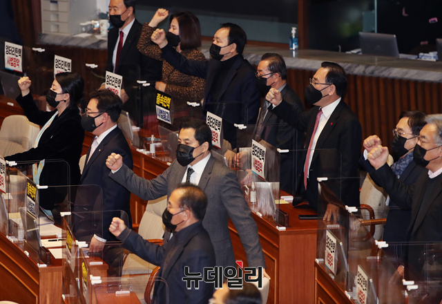 ▲ 국민의힘 의원들이 4일 오후 국회 본회의에서 임성근 부장판사에 대한 탄핵소추안이 통과되자 