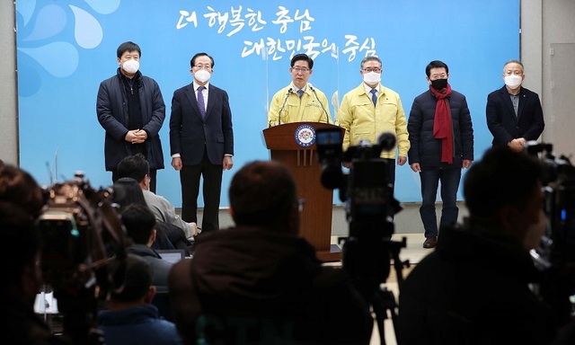 ▲ 양승조 충남도지사가 4일 도청에서 대법원의 당진·평택항 매립지 일부구간 평택시 귀속결정 취소 소송에서 원고의 청구를 기각한 것과 관련해 기자회견을 갖고 있다.ⓒ충남도